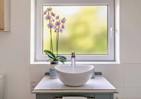 Bedroom #2 en-suite bathroom at Camellia Cottage In The Tamar Valley, Bere Alston