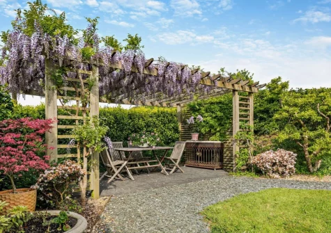 The patio, alfresco dining area & lawned garden at Camellia Cottage In The Tamar Valley, Bere Alston