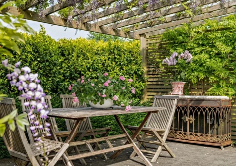 The patio & alfresco dining area at Camellia Cottage In The Tamar Valley, Bere Alston