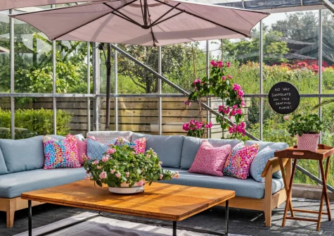 The shared poolside sitting area at Camellia Cottage In The Tamar Valley, Bere Alston