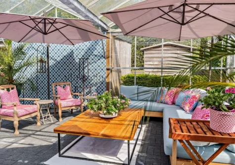 The shared poolside sitting area at Camellia Cottage In The Tamar Valley, Bere Alston