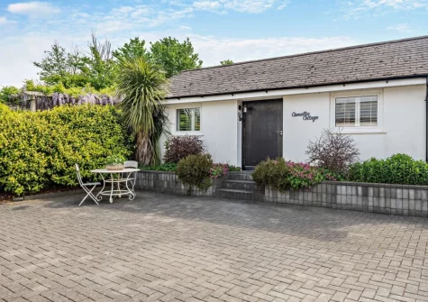 Camellia Cottage is a beautiful detached rural retreat with spectacular views from the shared gardens across the Tamar River into Cornwall