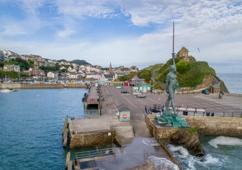 Capstone 4 Sea Spray is deally located for exploring Ilfracombe; the apartment is within walking distance to the towns restaurants, pubs, galleries, shops, harbour & beach