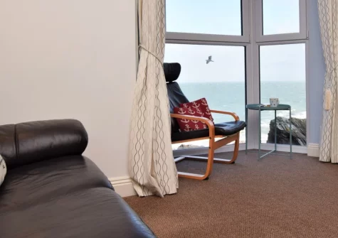 Capstone 4 Sea Spray, Ilfracombe is a delightful waterside apartment positioned at the ocean's edge, featuring uninterrupted sea views from its bay window, allocated parking, and direct access to the South West Coast Path from your doorstep.