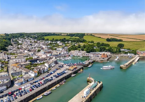 Captains Cottage is a charming cottage hidden away in a quiet, private courtyard close to Padstow Harbour