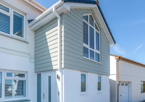 Carlyon Bay Lodge is a modern two-storey annexe in a quiet neighbourhood