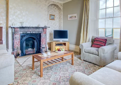 Carnevas Farmhouse, Porthcothan is a charming Grade II-listed period retreat offering historic character, countryside views, and proximity to sandy beaches and Cornish attractions. Perfect for couples and friends seeking an authentic rural escape.