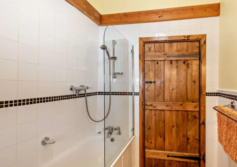 The bathroom at Cart Linhay Cottage, Bittadon