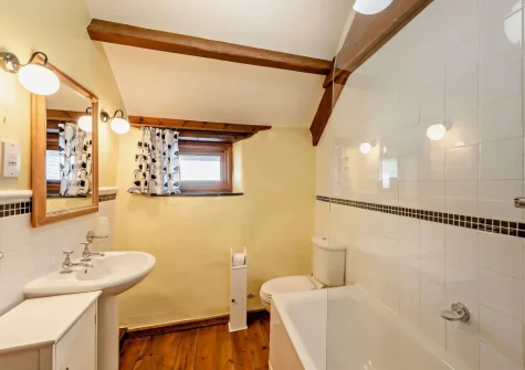 The bathroom at Cart Linhay Cottage, Bittadon