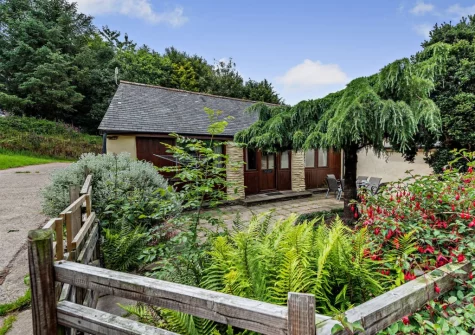 The enclosed patio garden & alfresco dining area at Cart Linhay Cottage, Bittadon