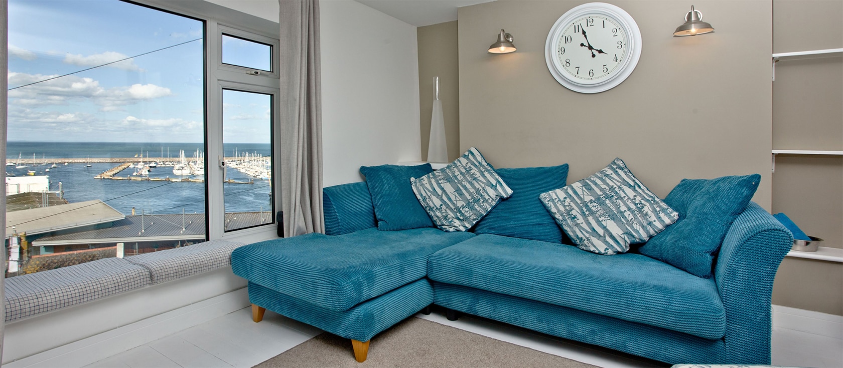 Castaway Cottage, Brixham is a three bedroom cottage with unrivalled harbour views from most rooms. There's a Juliet balcony & tiny terrace for enjoying the sea air. The beautiful open-plan living room has a modern kitchen. Stroll to waterfront cafés.