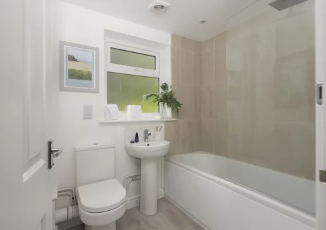 The bathroom at Castaways, Porthtowan