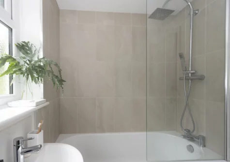 The bathroom at Castaways, Porthtowan