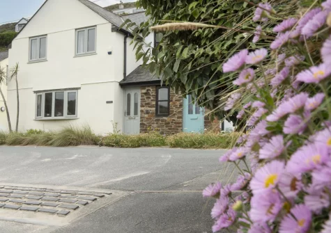 Castaways is situated at the doorstep of the South West Coast Path and Porthtowan's Blue Flag sandy beach