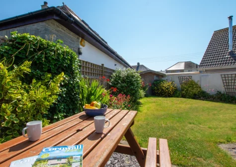 The alfresco dining area & enclosed lawned garden at Castaways, St Merryn