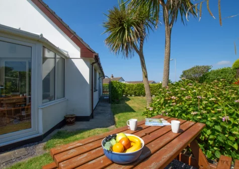The alfresco dining area & enclosed lawned garden at Castaways, St Merryn