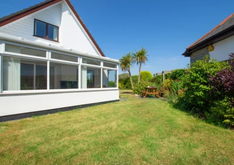 The enclosed lawned garden at Castaways, St Merryn