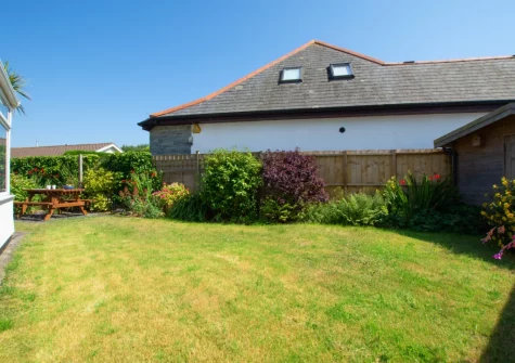The alfresco dining area & enclosed lawned garden at Castaways, St Merryn