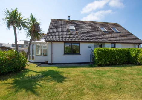 The enclosed lawned garden at Castaways, St Merryn