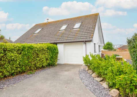 Castaways is a family-friendly holiday home in St Merryn with manicured garden & sunny conservatory