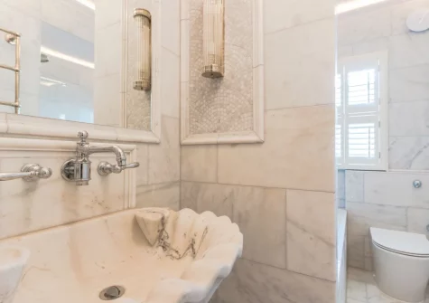 The bathroom at Castle Lodge, Truro