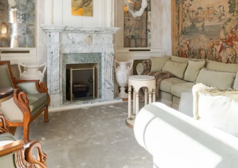 Castle Lodge, Truro is a magnificent four-bedroom Regency house in the heart of the city, with exquisite period architecture, moderen design, a sun-drenched Mediterranean garden with exotic palms, & offering easy access to Cornwall's attractions.