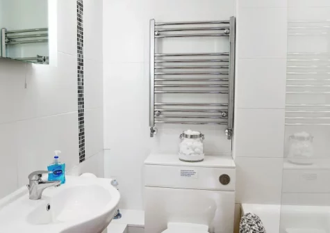 Bedroom #1 en-suite bathroom at Chapel Barn, Bodmin