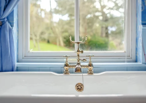 Bedroom #1 en-suite bathroom at Chapel Mead, Polruan