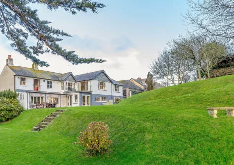 The extensive lawned garden at Chapel Mead, Polruan