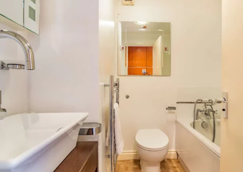 Bedroom #1 en-suite bathroom at Chapel Retreat, Polruan