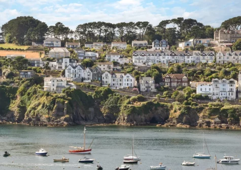 The roof terrace offers spectacular panoramic views, watching the river life go by while alfresco dining