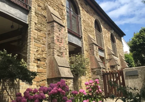 Chapel Retreat is just a short walk from a quiet sandy beach, local pub & quay where you can take the ferry over to Fowey with a variety of shops, pubs & restaurants