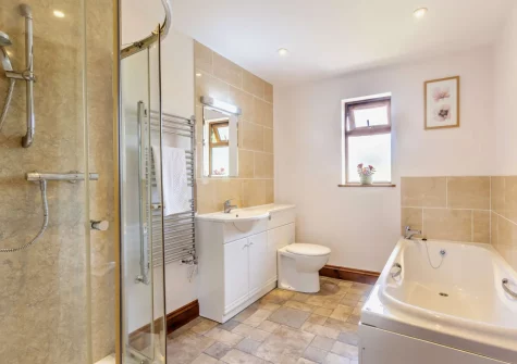 The en-suite bathroom at Cherry View, South Molton