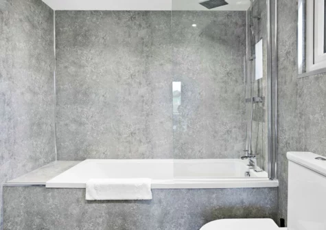 The bathroom at Chestnut, 6 Fingle Glen Lodges, Pathfinder Village