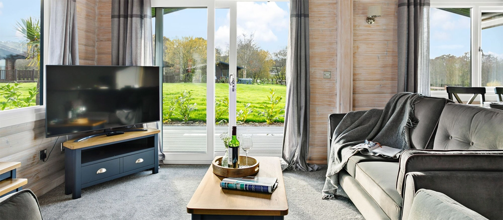 Chestnut, 6 Fingle Glen Lodges, Tedburn St Mary is a luxurious lodge set on a golf course, with a private hot tub, an open-plan living space, & a fully equipped kitchen, and is a perfect base to explore all that Devon has to offer.