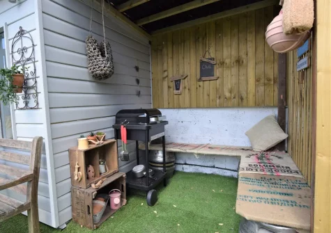 The summer house & barbecue area & garden at Chill Out At Number 10!, Bideford