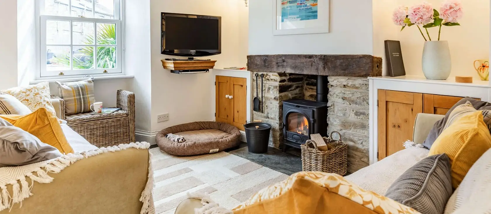 Churchtown Cottage, St Mabyn is a charming 2-bedroom cottage in Cornwall, offering a perfect blend of character and modern amenities, close to famous beaches and towns. Located near the coast, it's the perfect base for walkers & beach enthusiasts.