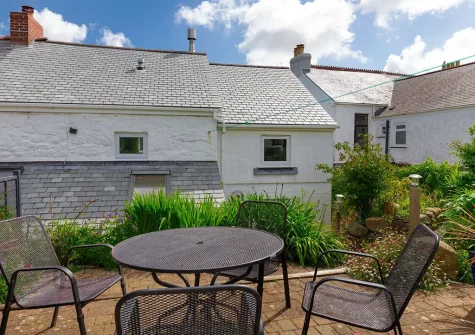 The rear patio & alfresco dining area at Chy An Gweal, St Ives