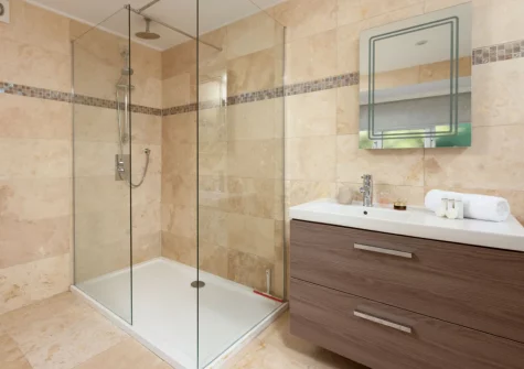 The first floor bathroom at Chy an Mor, Coverack
