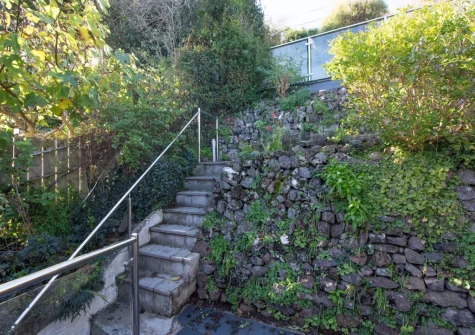 The garden & stairs up to the terrace & alfresco dining area at Chy an Mor, Coverack