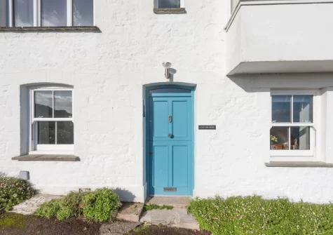 Chy an Mor is a former coastguard cottage, nestled along the South West Coast Path within the picturesque village of Coverack