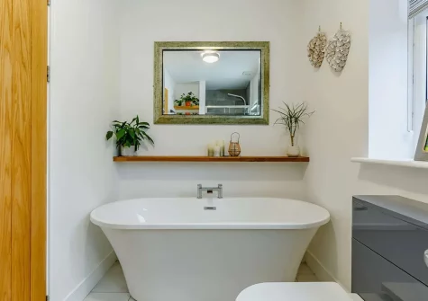 The bathroom at Chy Bian, Lanner