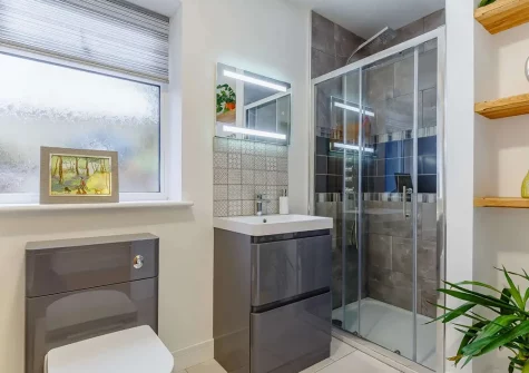 The bathroom at Chy Bian, Lanner