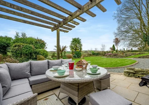 The patio, barbecue & outdoor sitting area at Chy Kerensa, Trewidland