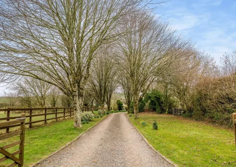 The grand driveway leading up to Chy Kerensa