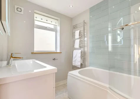 The bathroom at Chy Lowen, Penvose Farm, Tregurrian