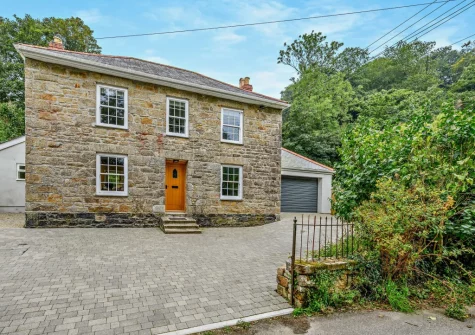Chyventon is a superb, double-fronted farmhouse with a stylish and modern interior at Chyventon, Penryn