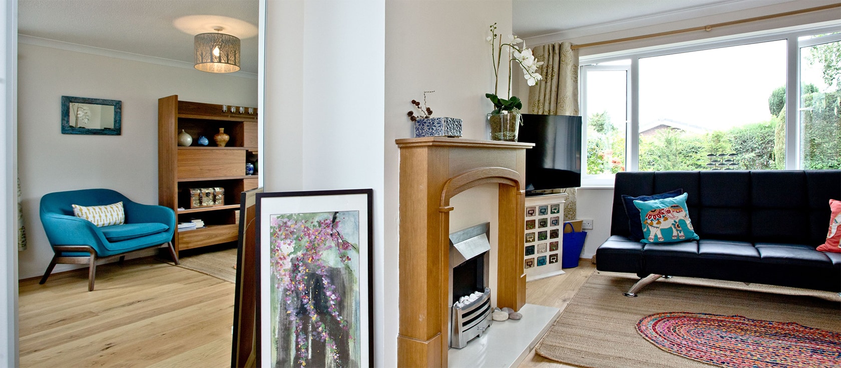 City Reach, Exeter is a two bedroom detached bungalow with private lawned gardens & parking. Well-appointed, it has two bedrooms to sleep four, a modern eat-in kitchen and large living room with fireplace and dining area. Close to Exeter & beaches.