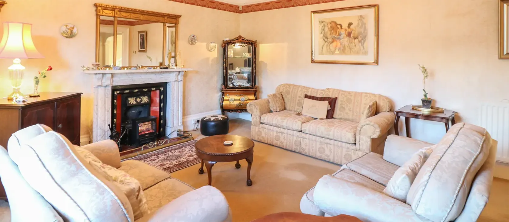 Clarence Grey House, Torquay is a delightful four-bedroom self-catering holiday home with a modern kitchen, a cosy living area, and a spacious garden, perfect for a memorable family getaway in the beautiful seaside town of Torquay.