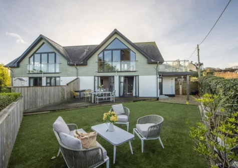 The garden & outdoor sitting area at Cloud 10, St Ives